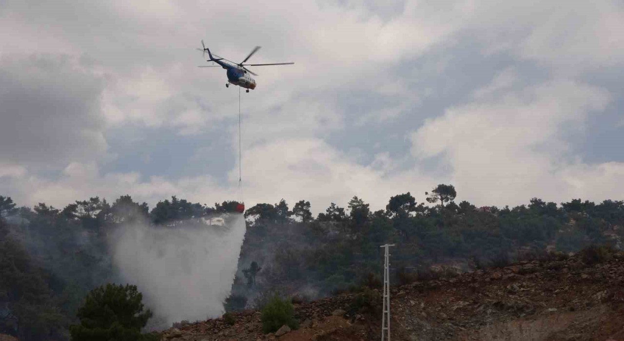 Adıyamanda orman yangınına helikopterle müdahale edildi