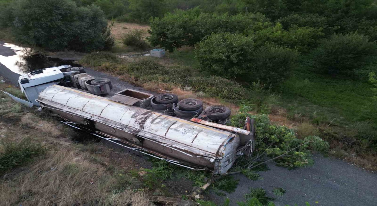 Afyonkarahisarda sıcak asfalt yüklü tır devrildi