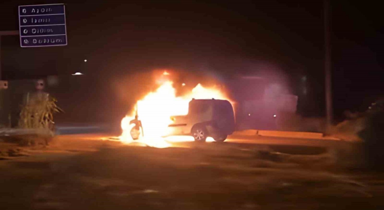 Ağaçlı Kavşağında araç yangını, otombil dakikalar içinde küle döndü