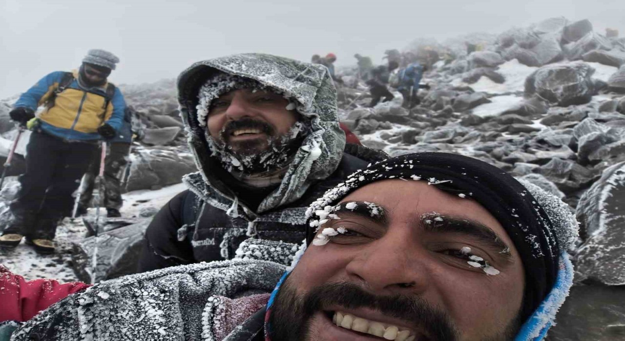 Ağrı Dağında temmuz soğuğu: Zirvede eksi 35 derece