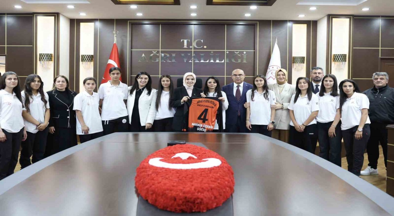 Ağrı kadın futbol takımı, Bakan Göktaşla bir araya geldi
