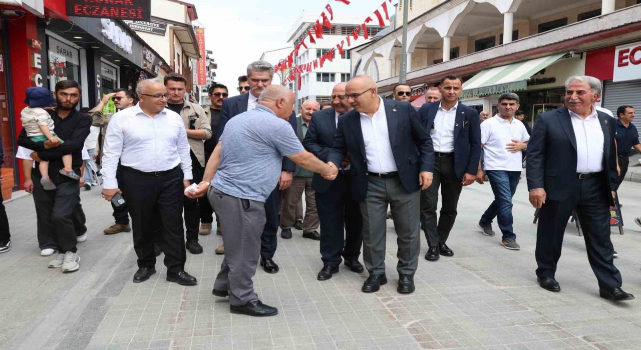 Ağrı Valisi Koç, Cumhuriyet Caddesinde esnaf ve vatandaşlarla 15 Temmuzu andı