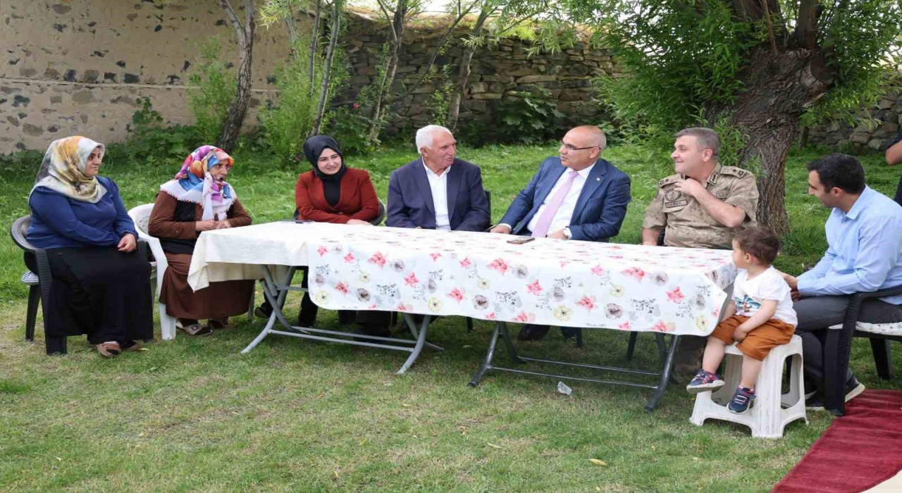 Ağrı Valisi Koçtan Diyadin ve Taşlıçayda şehit ailelerine ziyaret