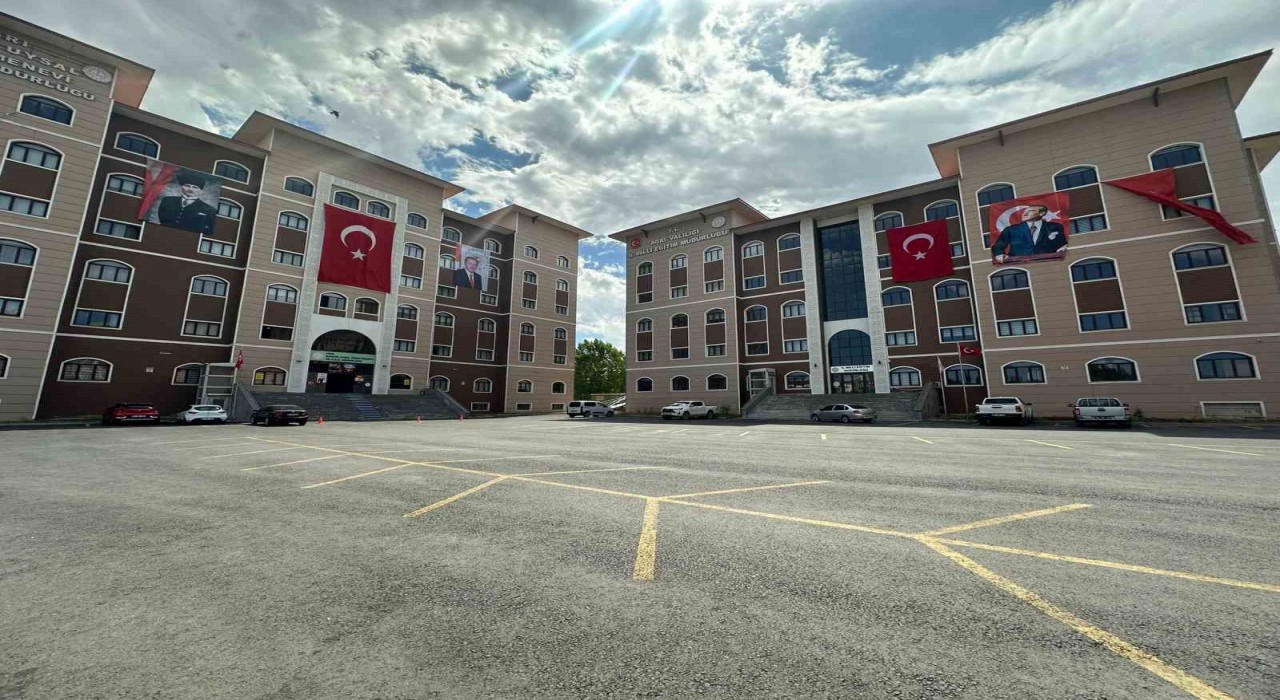 Ağrıda 15 Temmuz için bin 24 okul ve kuruma Türk bayrağı asıldı