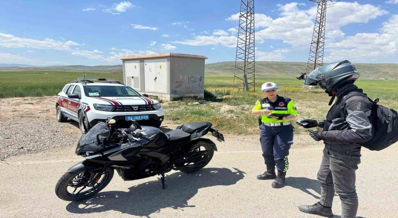 Ağrıda jandarma trafik denetiminde 89 sürücüye ceza uyguladı