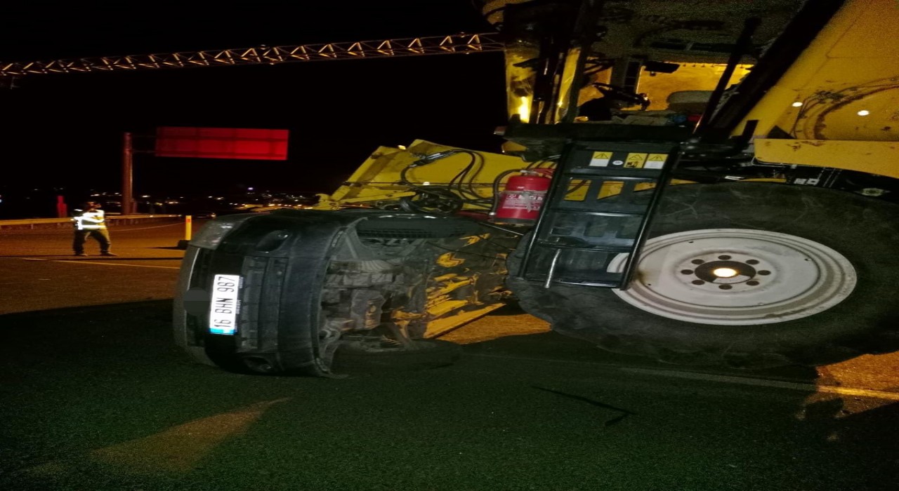 Ağrıda kamyonet biçerdöverle çarpıştı: 2 yaralı