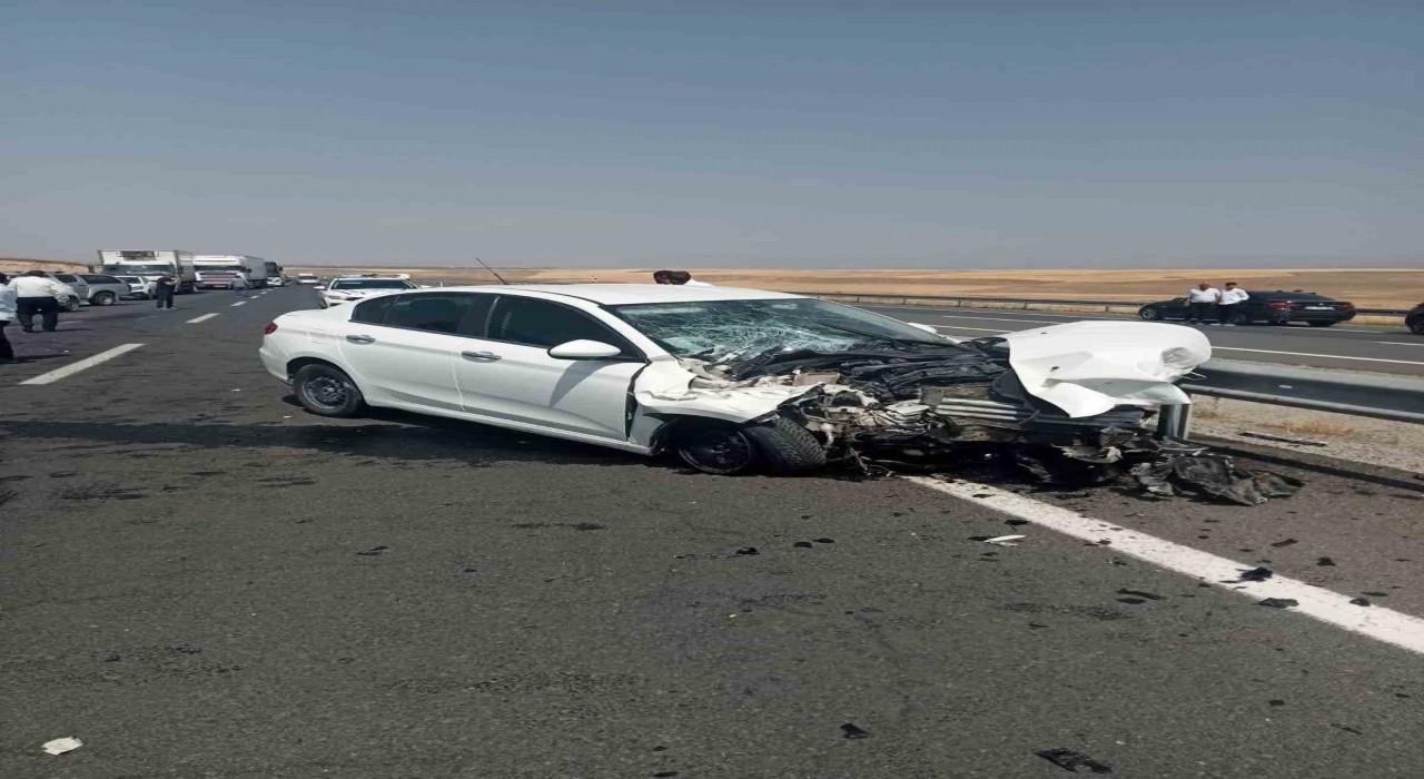 Ağrıda otomobil traktöre çarptı: 2 yaralı