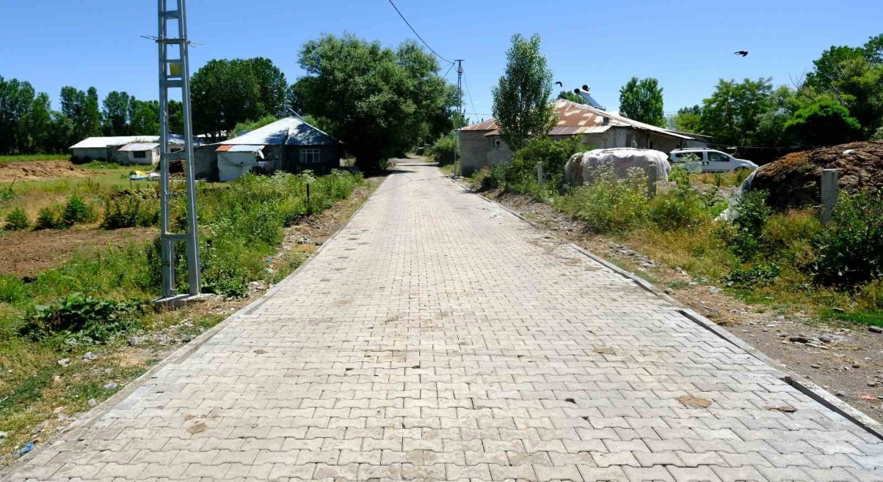Ağrının Eliaçık köyünde 7 bin metrekare kilit parke çalışması tamamlandı