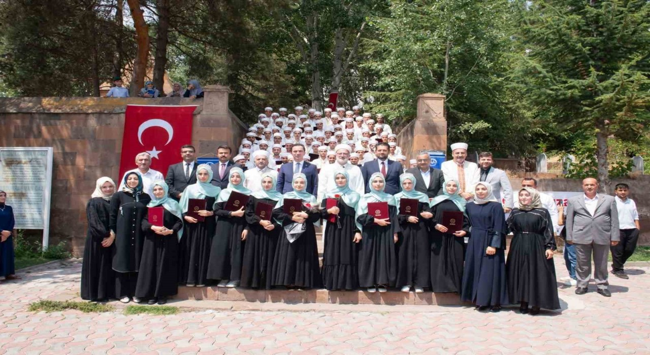 Ahlatta 83 öğrenci mezun olarak hafız oldu