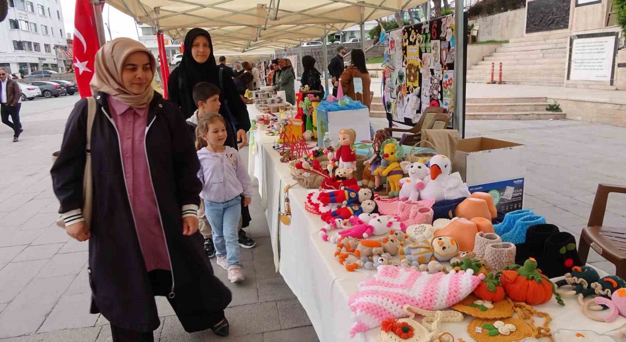 Aile Destek Merkezlerinde üreten anneler ve çocuklarının ürünleri vatandaşların beğenisine sunuldu