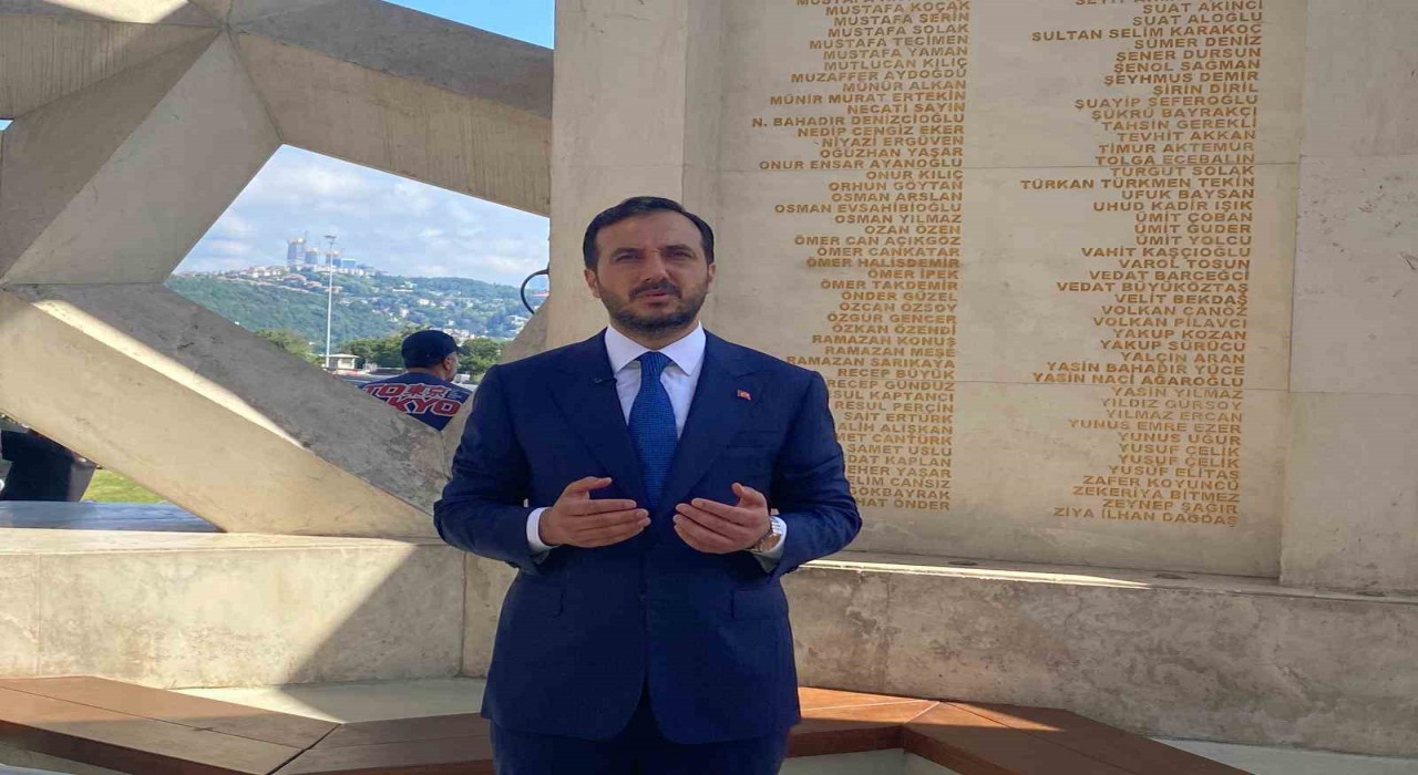 AK Parti İstanbul İl Başkanlığı 15 Temmuz Şehitler Anıtını ziyaret etti