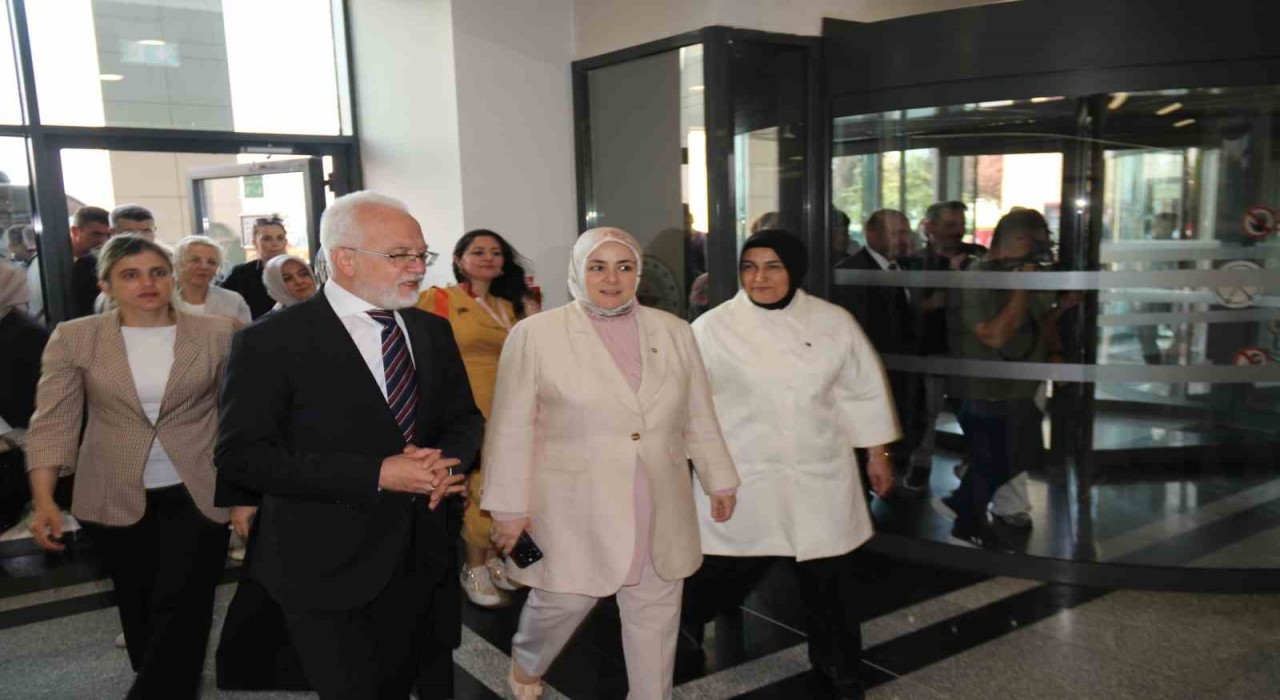 AK Parti İstanbul Milletvekili Ercan, orman yangınında yaralanan personeli hastanede ziyaret etti