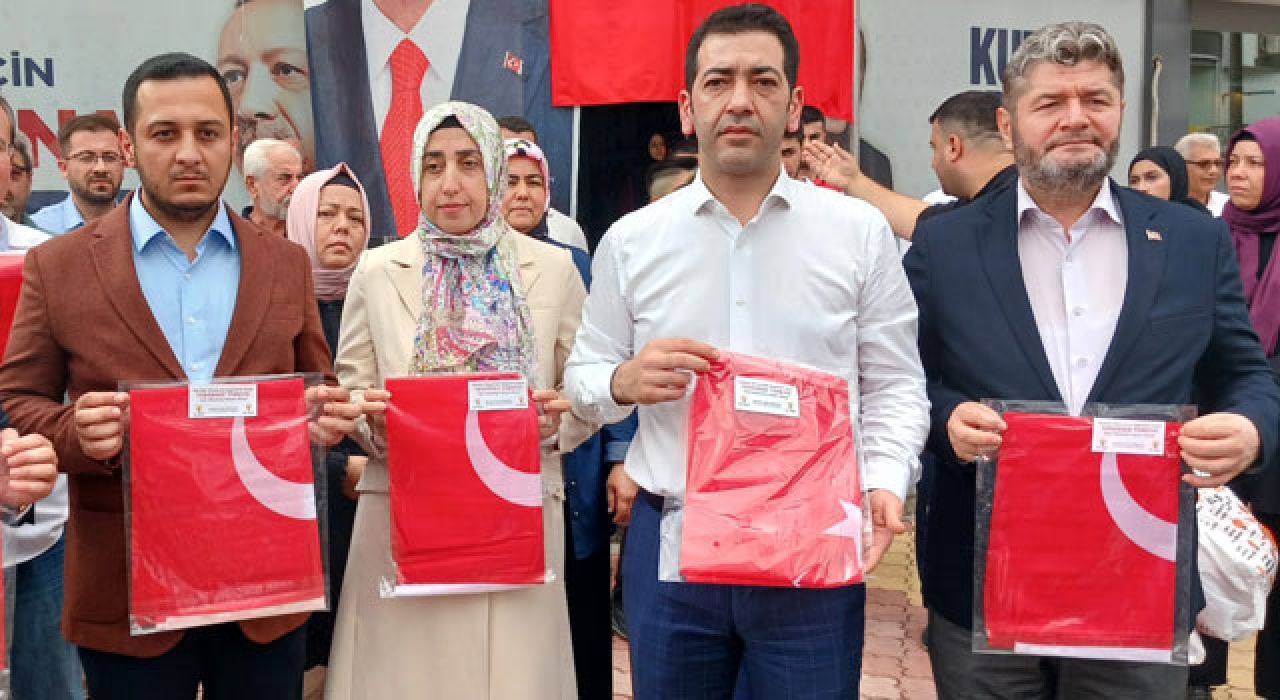 AK Parti Osmaniye, Esnaflara Türk Bayrağı Dağıttı
