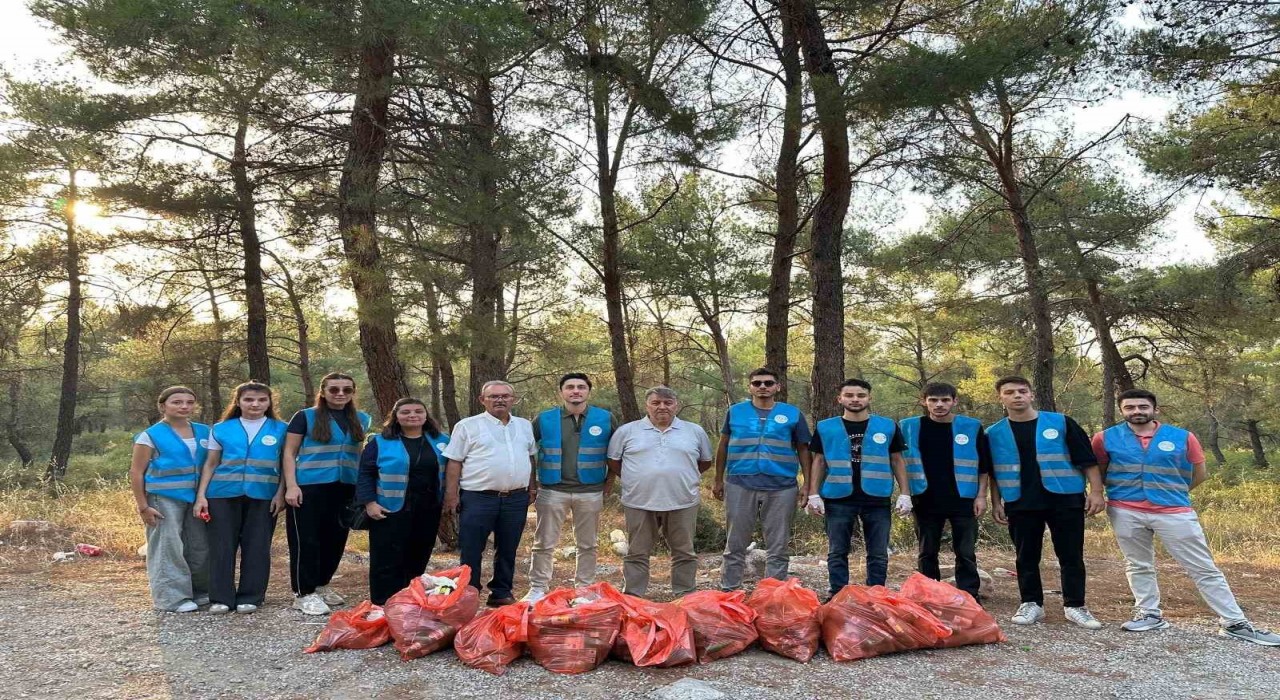 AK Partili gençlerden çevre temizliği