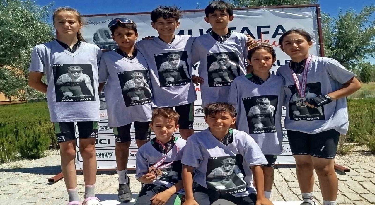 Akhisarlı pedallar Türkiye Şampiyonasında madalyaları kaptı
