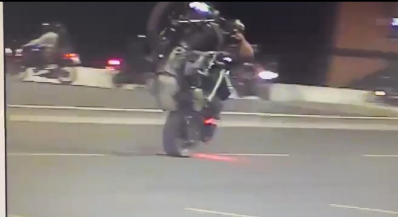 Akrobasi hareketleri yapan motosikletliler sivil trafik ekiplerine takıldı