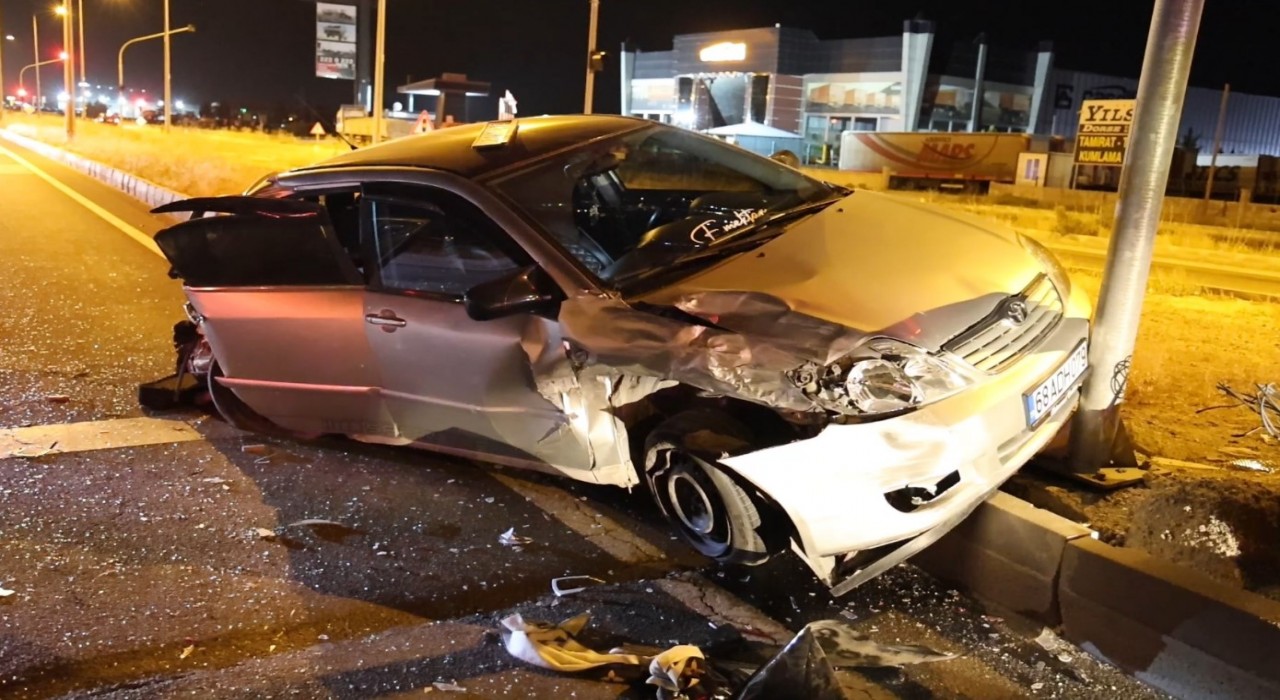 Aksarayda tır ile 2 otomobil çarpıştı: 1 yaralı