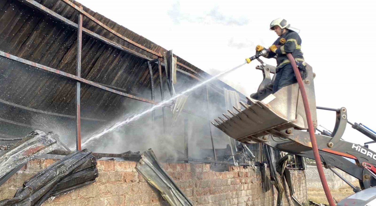 Aksarayda yapı malzeme deposunda yangın paniği