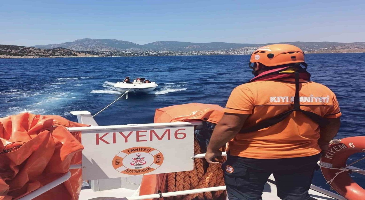 Akvaryum koyunda arızalanan ve sürüklenen tekne kurtarıldı