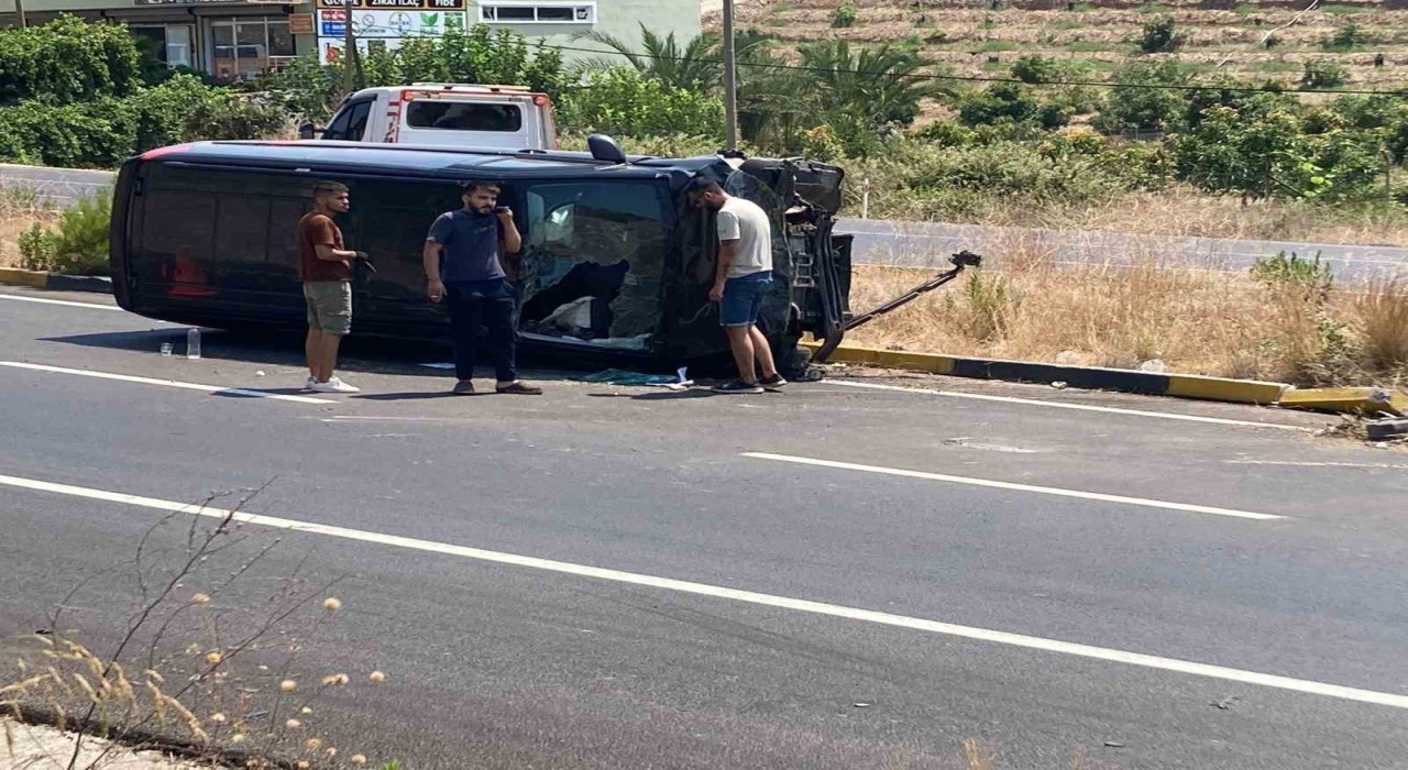 Alanyada karşı şeride geçen hafif ticari araç ticari taksiyle çarpıştı: 1 yaralı