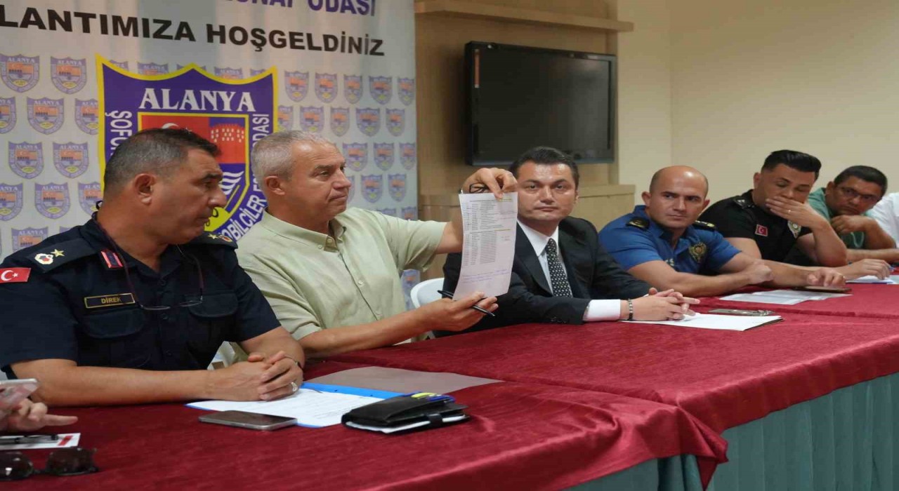 Alanyada zabıtadan taksilere sivil takip