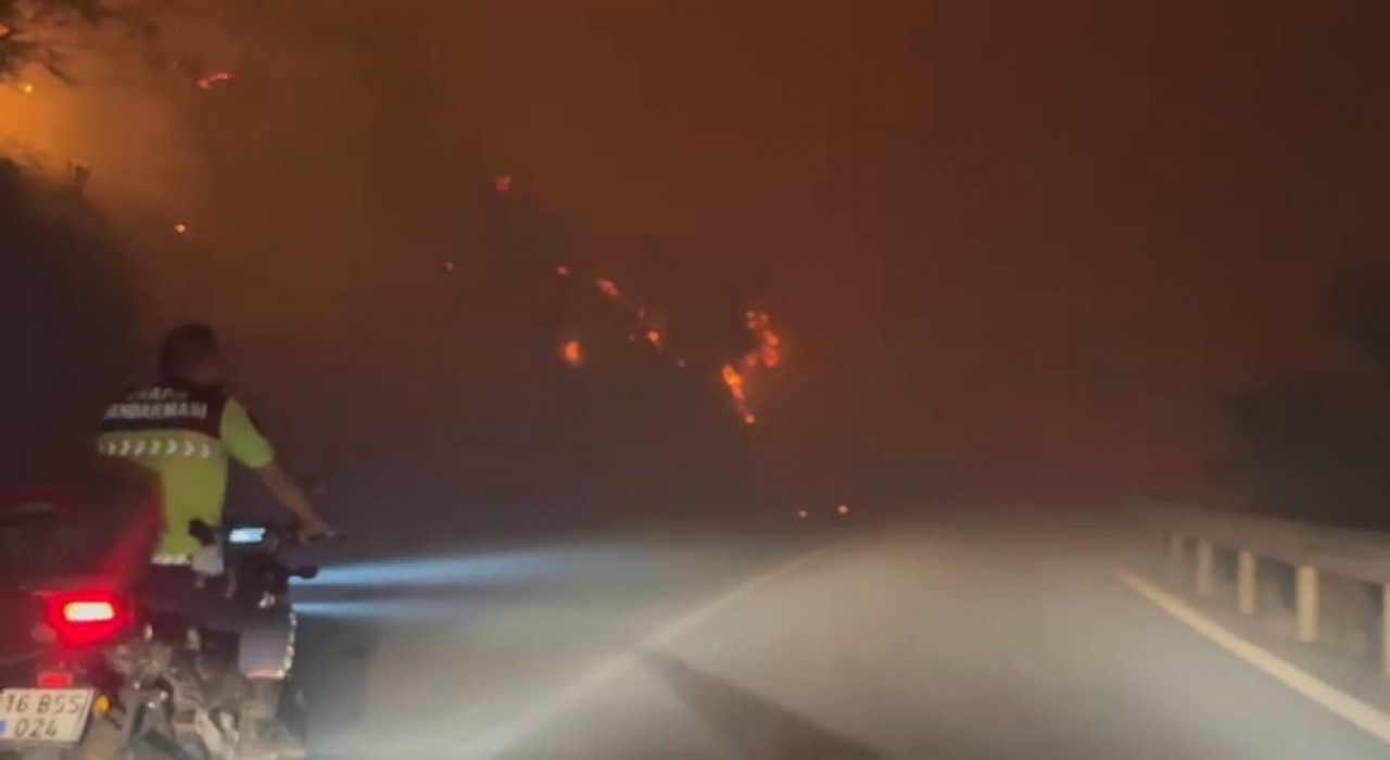 Alev kapanından kaçış anı kamerada... Jandarma ve basın mensupları yangında mahsur kaldı