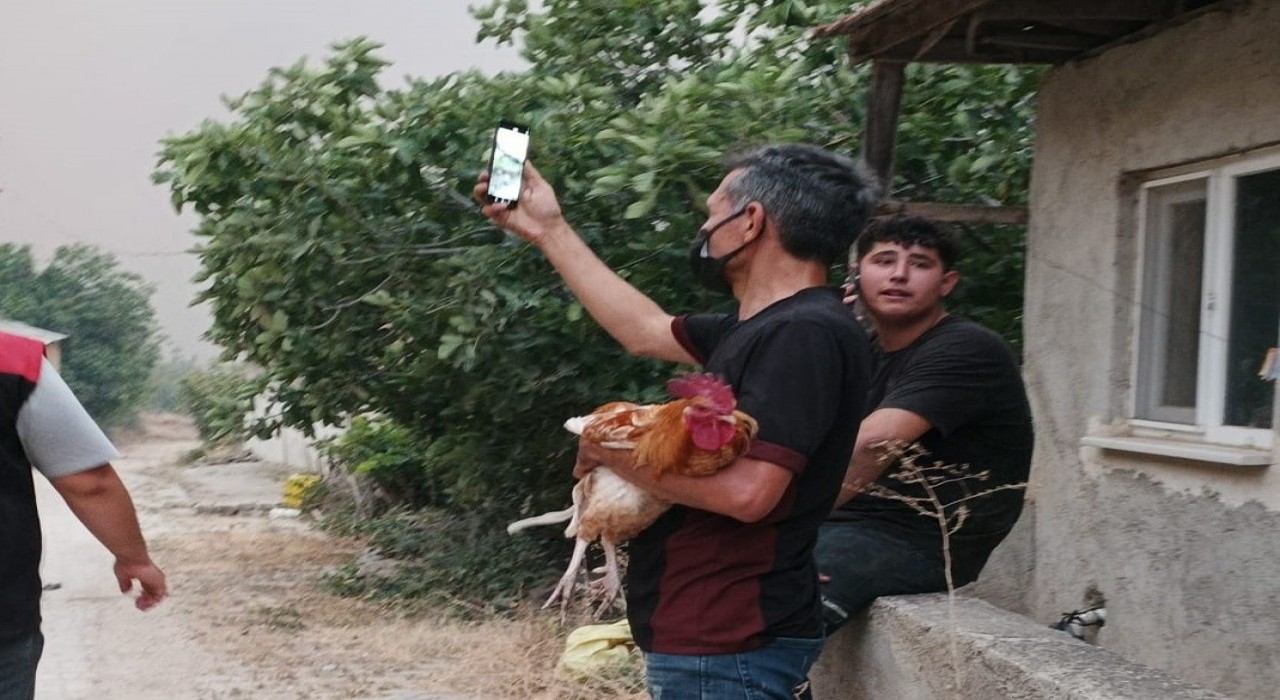Alevler yaklaşınca horozunu kucağına alarak köyü terketti