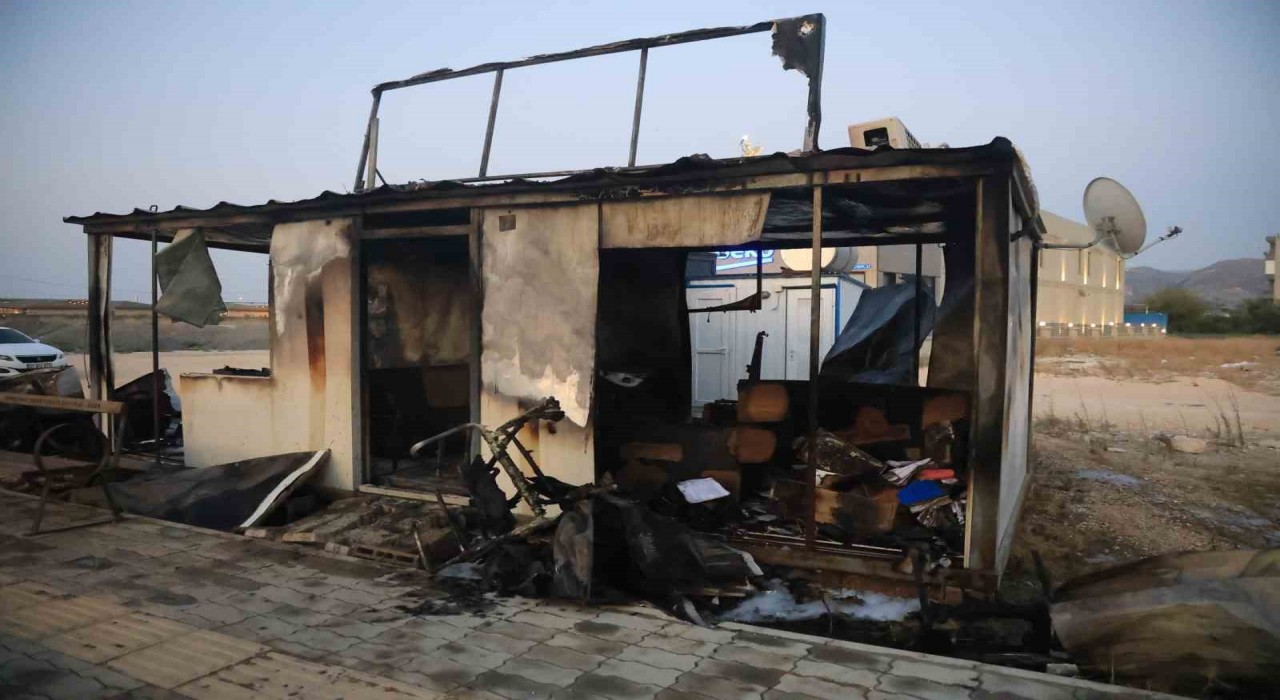 Alevlere teslim olan konteyner iş yeri kullanılamaz hale geldi