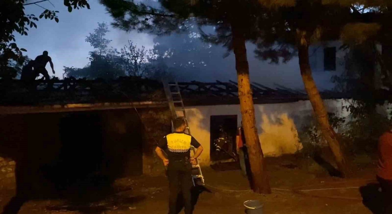 Alevlere teslim olan müştemilat kamerada