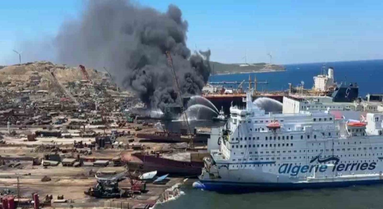 Aliağada alevler içinde kalan tanker gemi bu sabah söndürülebildi