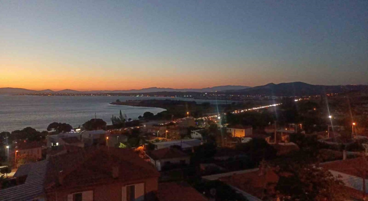 Aliağadaki yangın Çanakkale-İzmir yoluna ulaştı, sürücüler zor anlar yaşadı