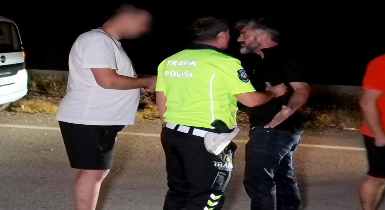 Alkollü sürücü ile vatandaşın Sen neden çekiyorsun? polemiği kamerada