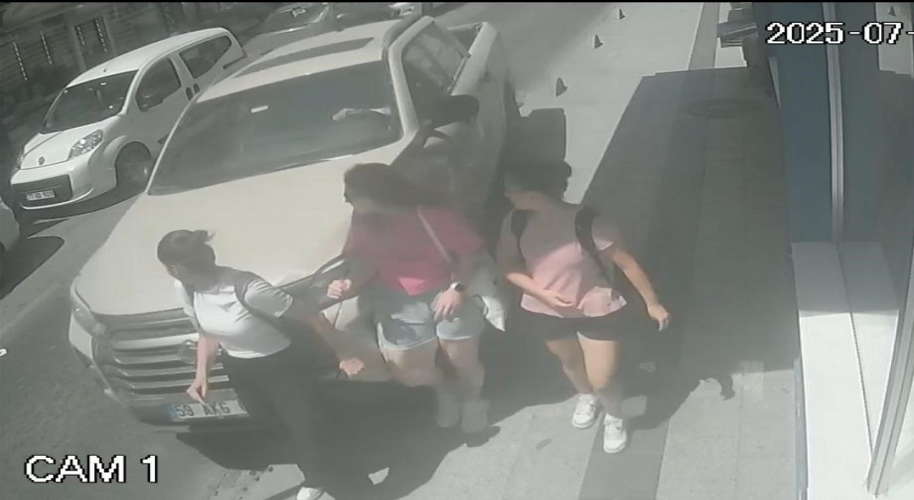 Alkollü sürücü kaldırımda yürüyen yayalara çarptı: 2 yaralı