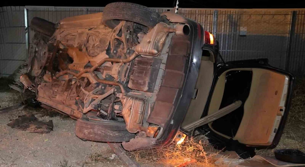 Alkollü sürücünün otomobili gurbetçi ailenin aracına çarpıp takla attı: 3 yaralı