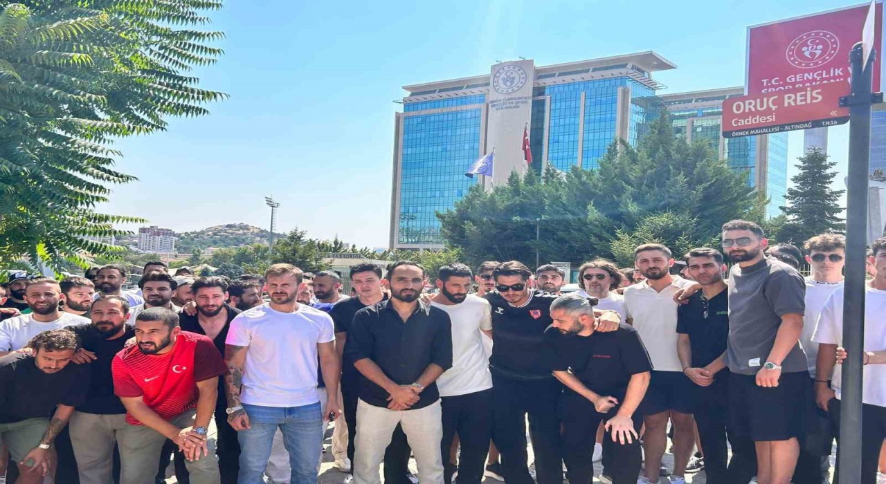 Alt lig futbolcuları, TFFnin yaş sınırına tepki için GSB önünde toplandı