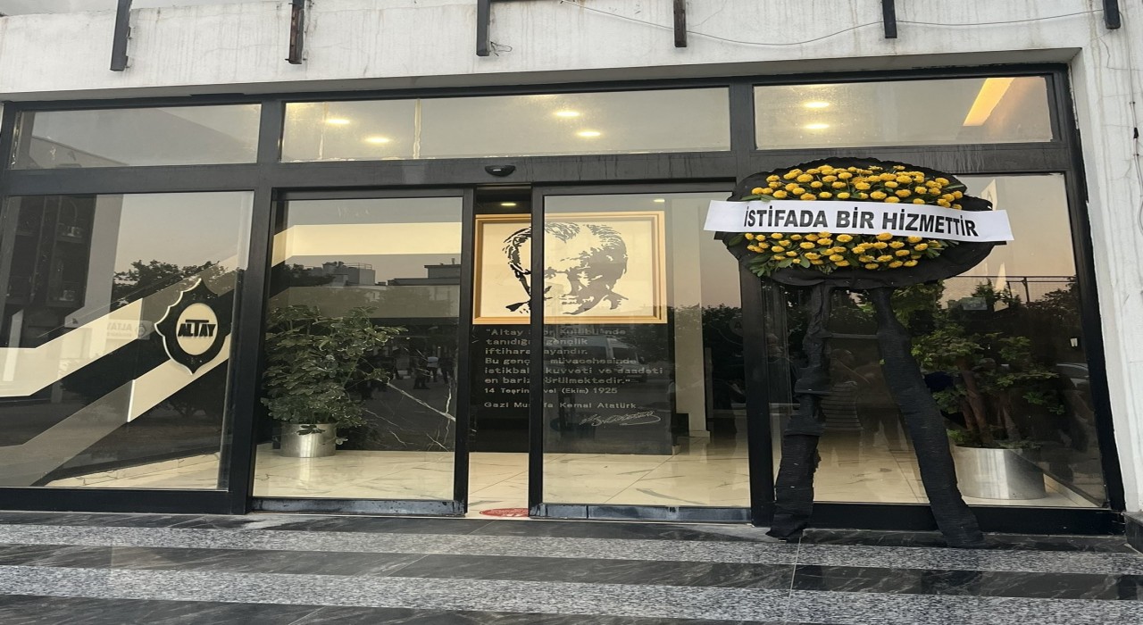 Altay taraftarından siyah çelenk protestosu