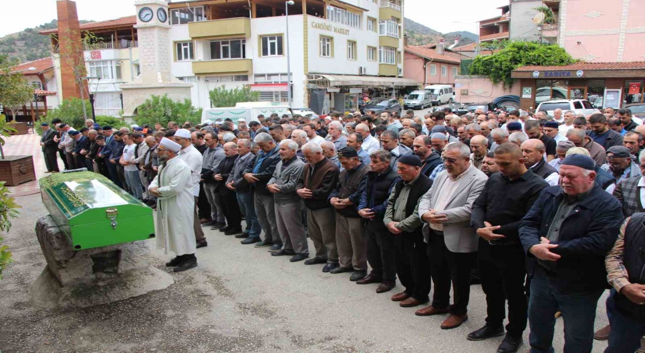 Amasyada cezaevinden çıkan eşinin vurduğu kadın defnedildi