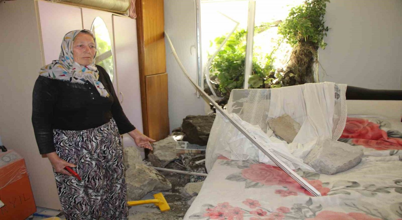 Amasyada istinat duvarı evin üzerine çöktü
