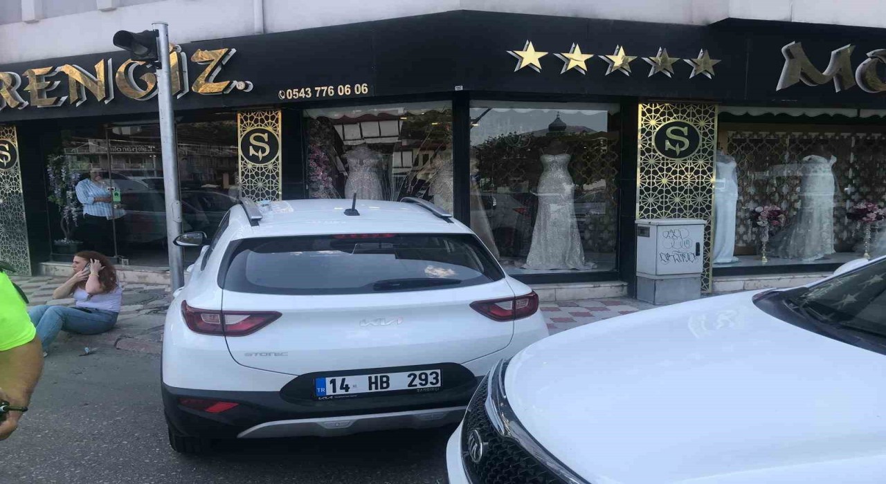 Amasyada kaza yapan aracın vitrine çarptığı anlar kamerada