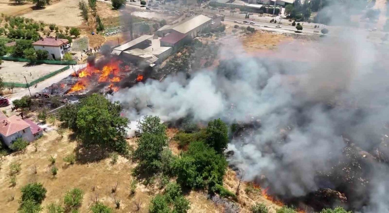 Amasyada kereste deposu ve ev alev alev yandı