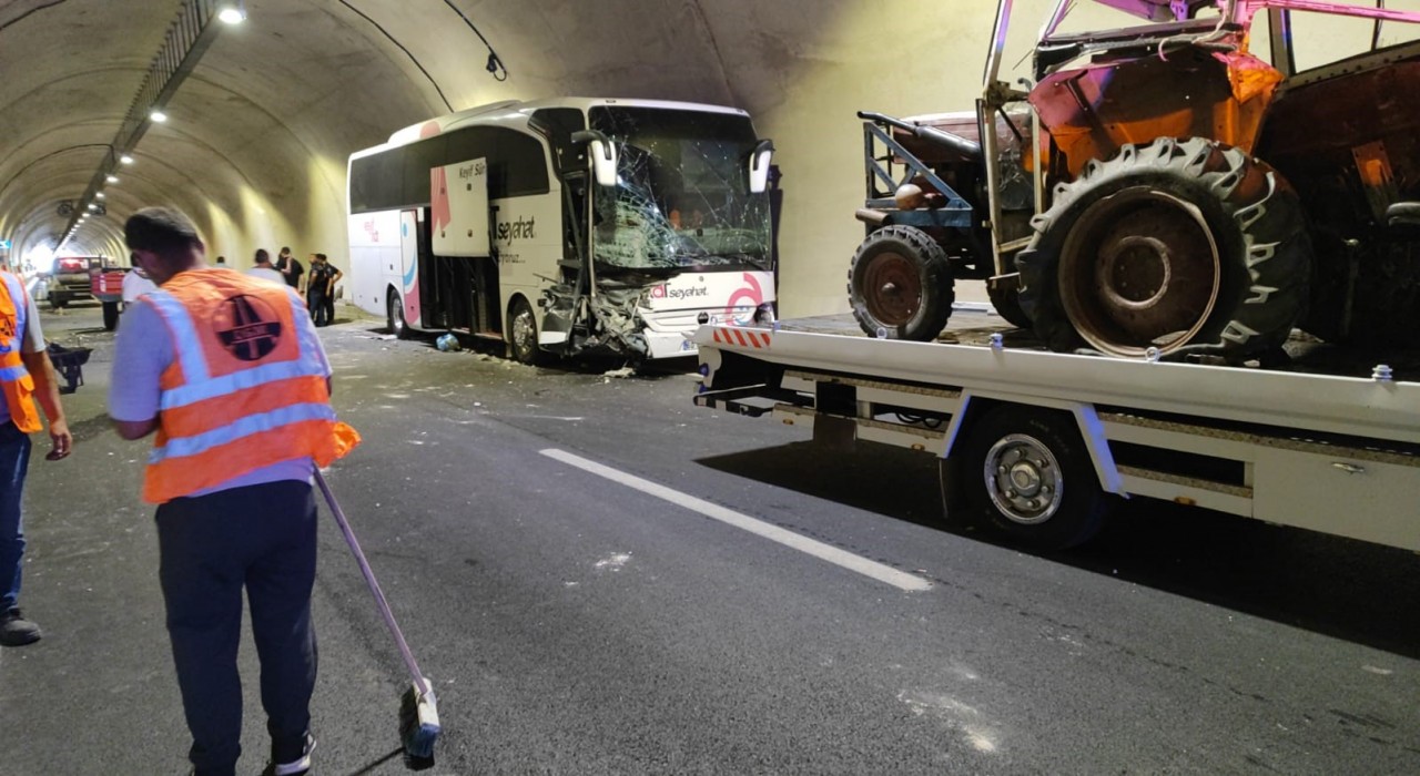 Amasyada tünelde yolcu otobüsüyle traktör çarpıştı: 1 yaralı
