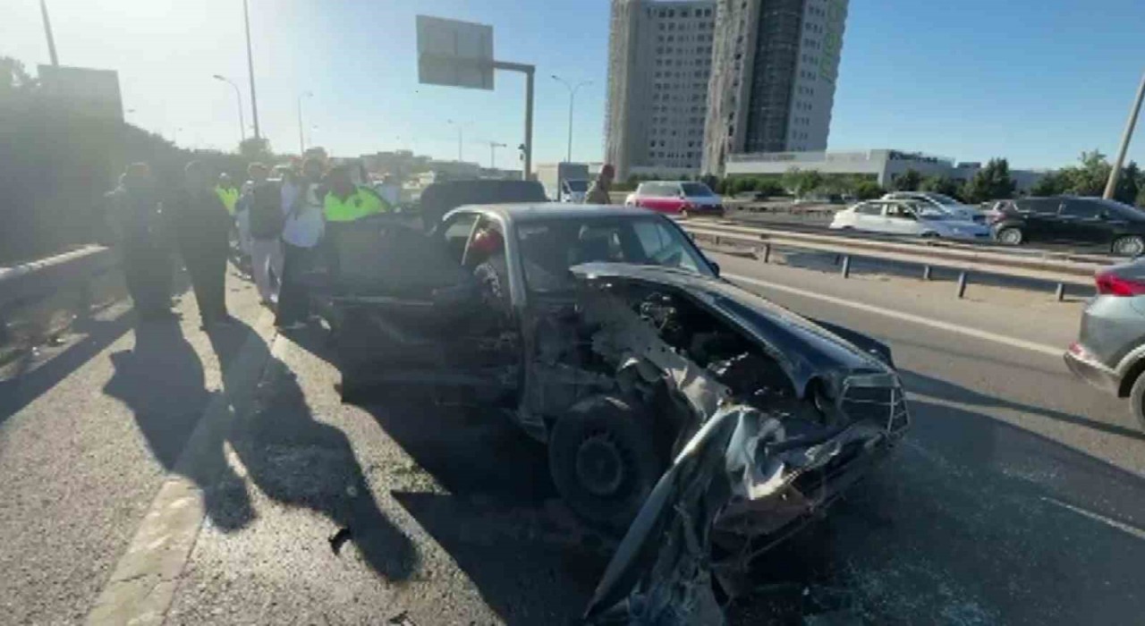 Anadolu Otoyolunda bariyerlere çarpan otomobile arkadan gelen araç çarptı: 4 yaralı