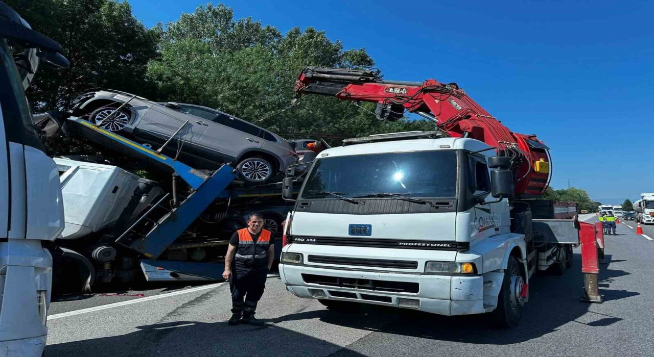 Anadolu Otoyolunda tır kazası: Sıfır kilometre Togg otomobiller hasar gördü, sürücü yaralandı