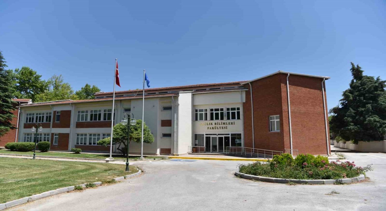 Anadolu Üniversitesi Sağlık Bilimleri Fakültesi alanında uzman personelleri başarıyla yetiştiriyor