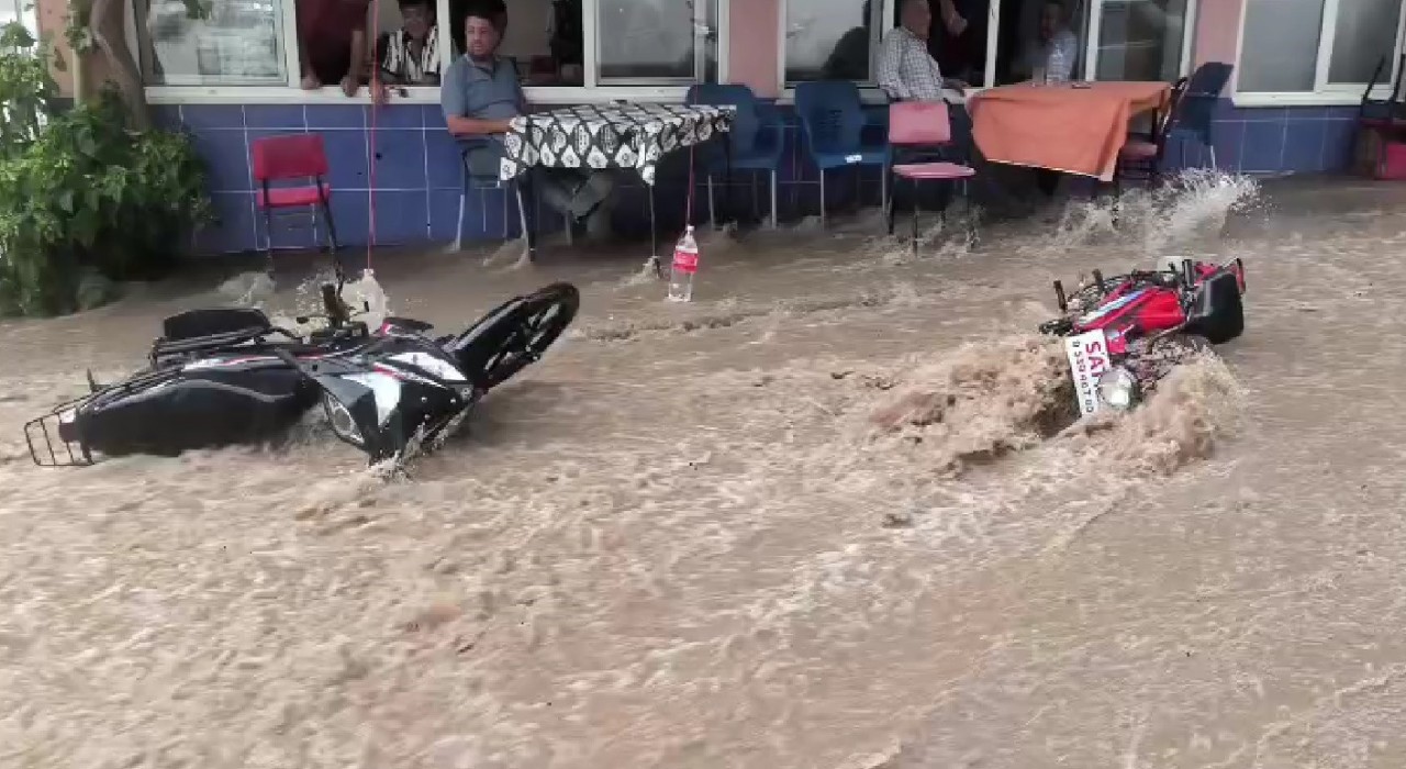 Aniden bastıran sağanak yağış Tavasta taşkına neden oldu