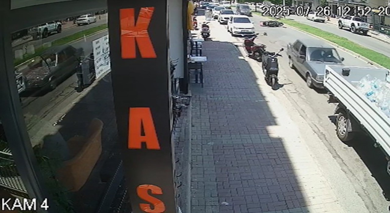 Aniden yola çıkan otomobile çarpan motosikletli yaralandı