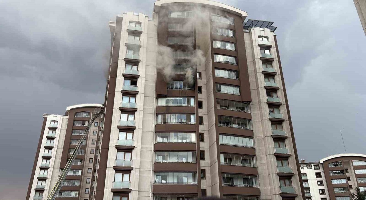 Ankarada 14 katlı binada çıkan yangında mahsur kalan 2 kişi kurtarıldı
