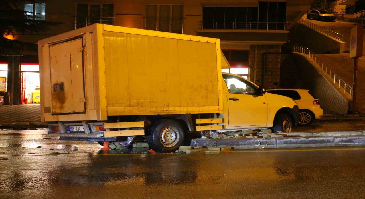 Ankarada araçlar sel sularına kapıldı, hasarlı otomobiller havadan görüntülendi