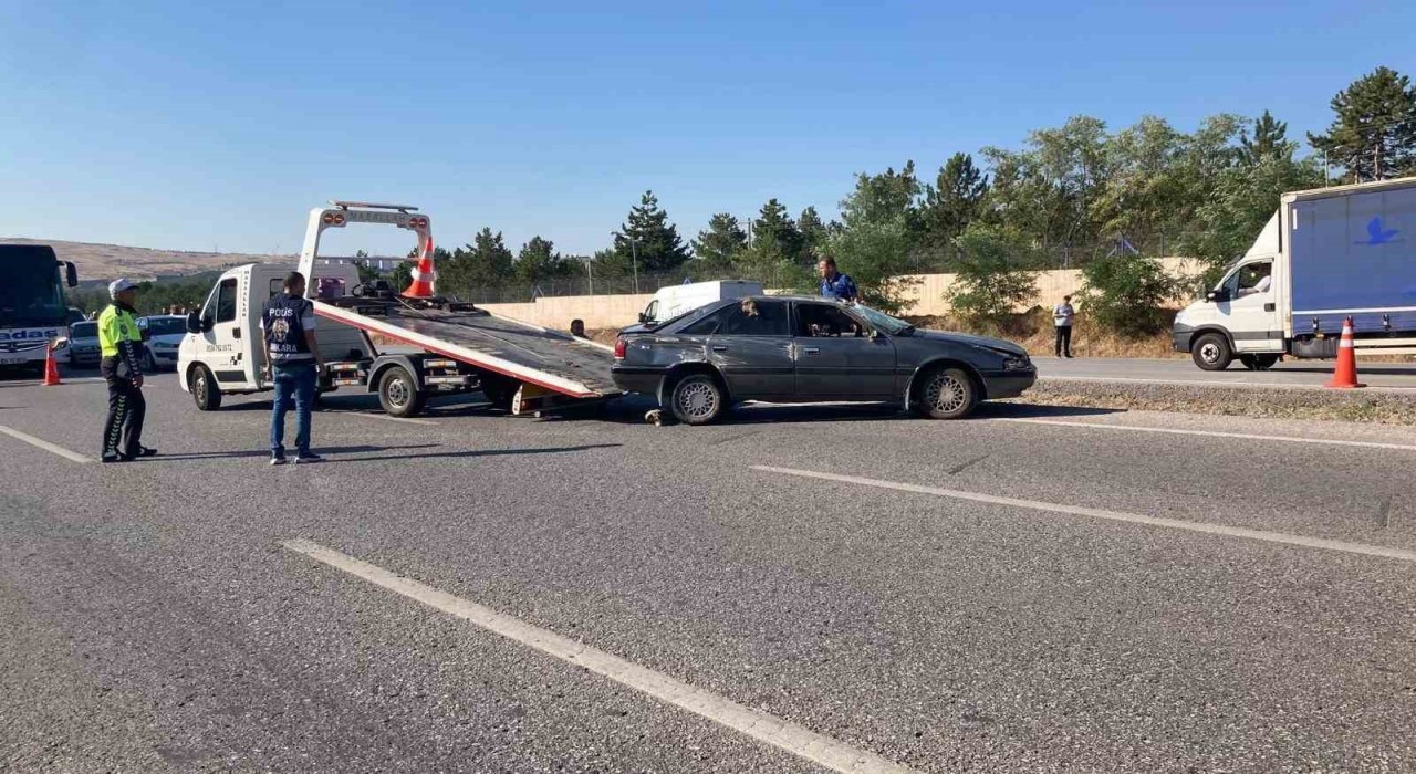 Ankarada arızalanan otobüse kamyonet çarptı: 2 ölü, 1 ağır yaralı