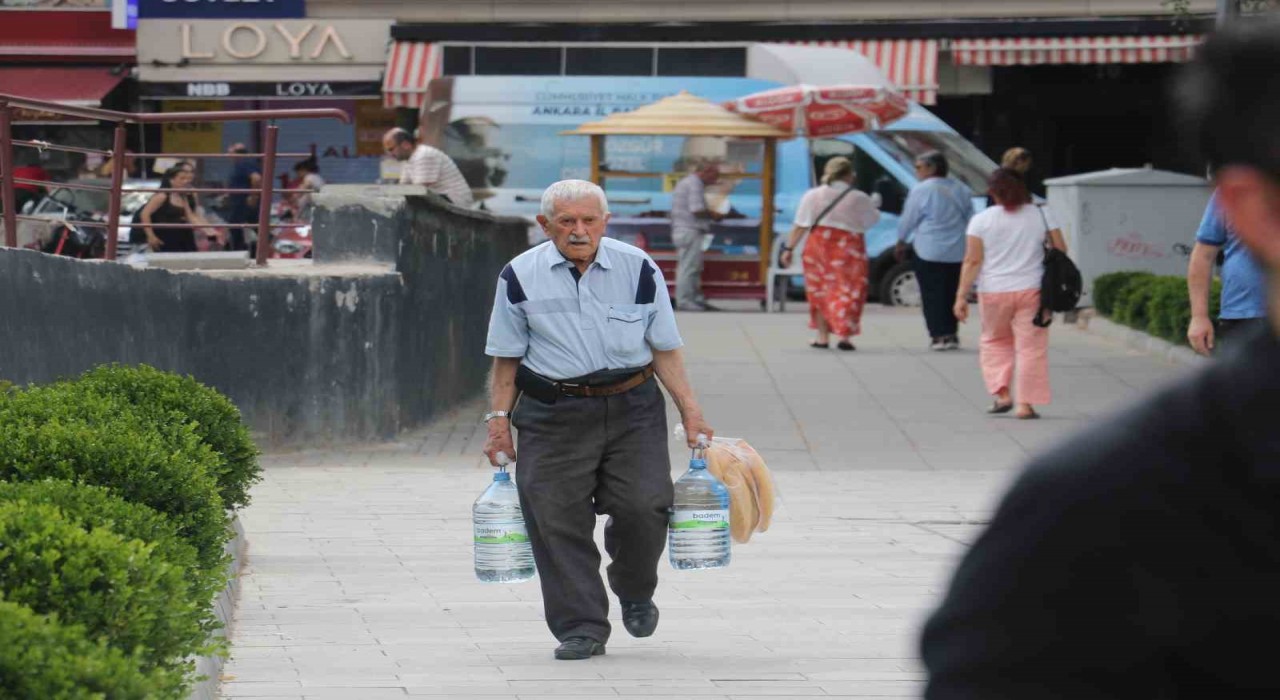 Ankarada bunaltıcı sıcaklıklar hem vatandaşı hem esnafı zorluyor